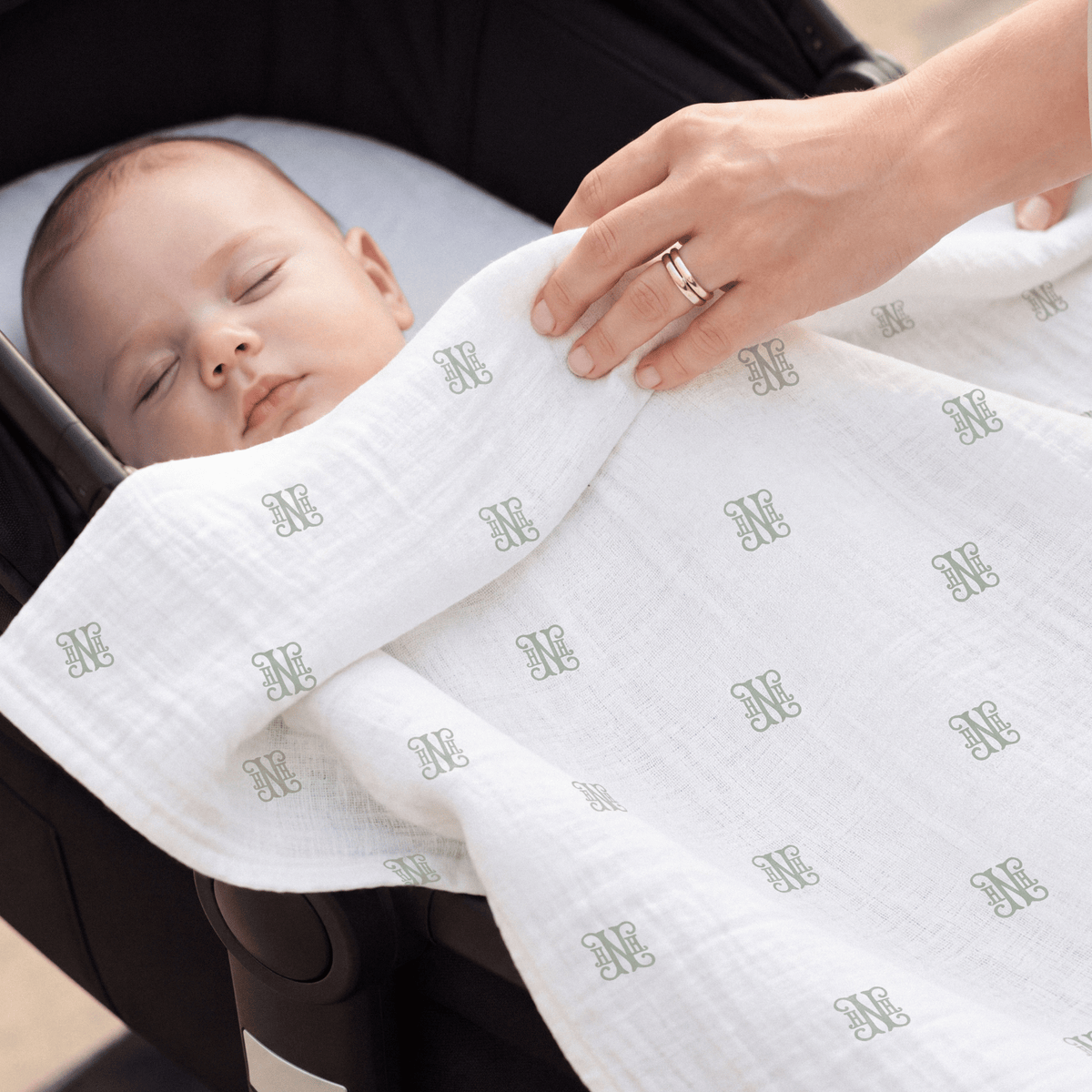 %100 Pamuk Monogram Desenli Müslin Bebek Battaniyesi